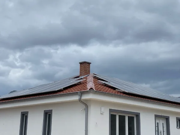 Off-grid фотонапонска централа 15 kW со хибриден инвертер и батерии
